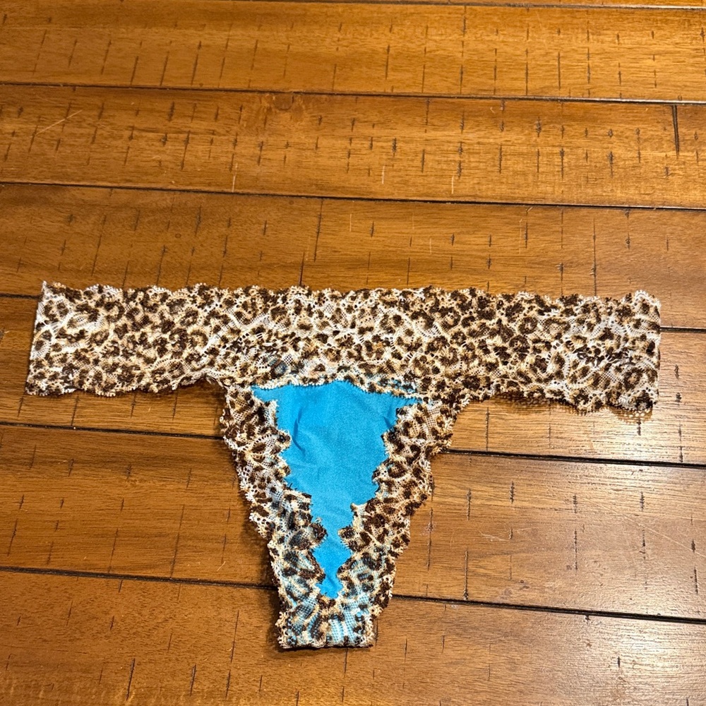 Victoria's Secret Very Sexy Leopard Print Panties Medium